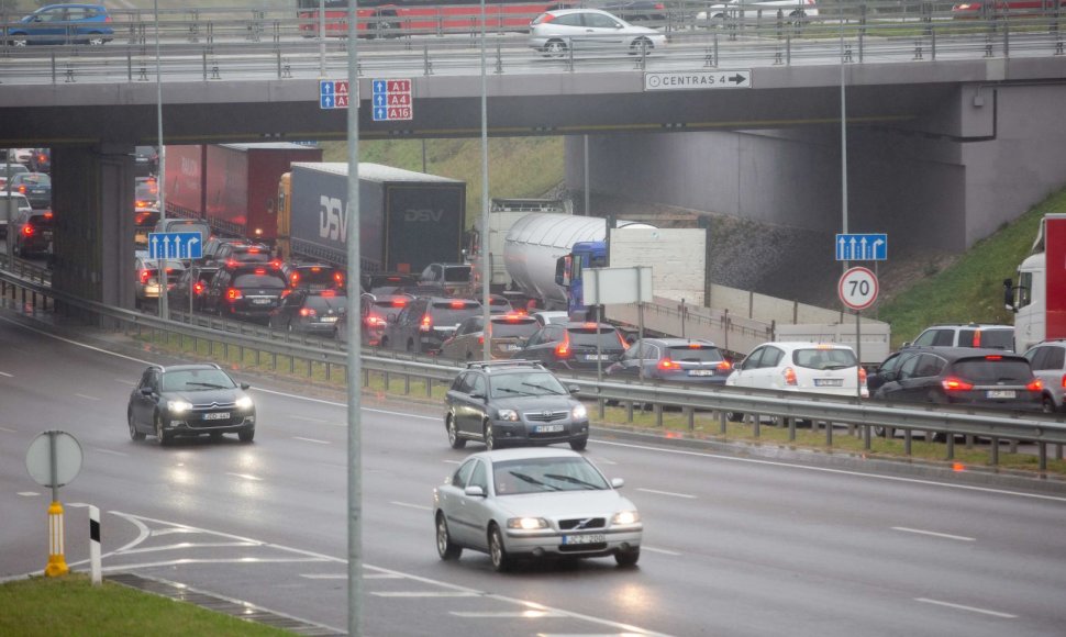 Automobilių spūstys Vilniaus Vakariniame aplinkkelyje