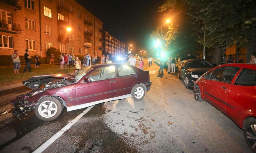 Rinktinės gatvėje BMW apgadino kelis automobilius