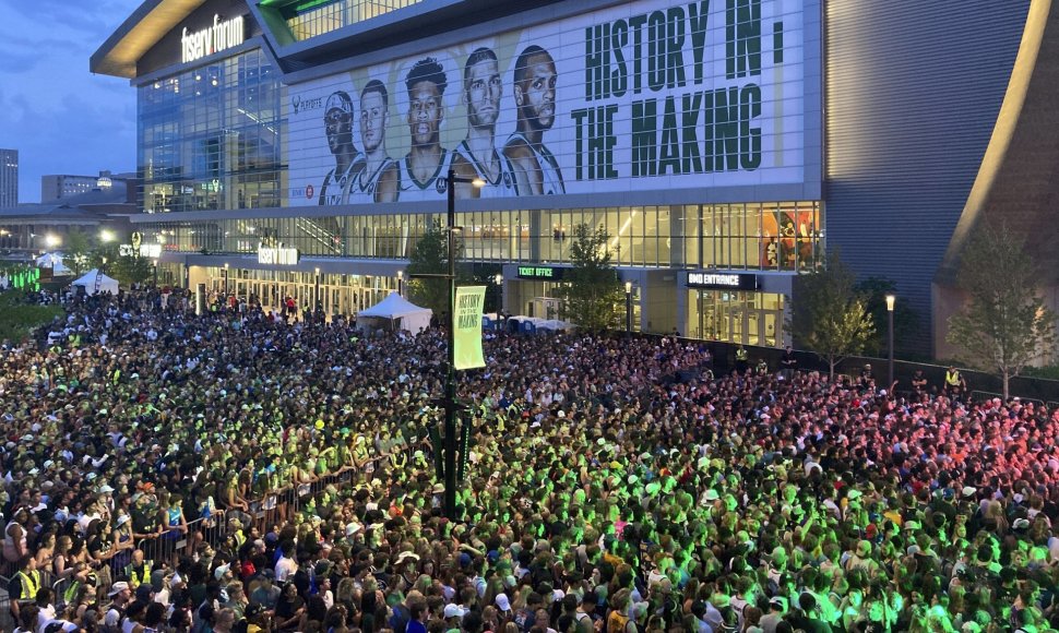 „Bucks“ namų arena pirmųjų finalo rungtynių metu