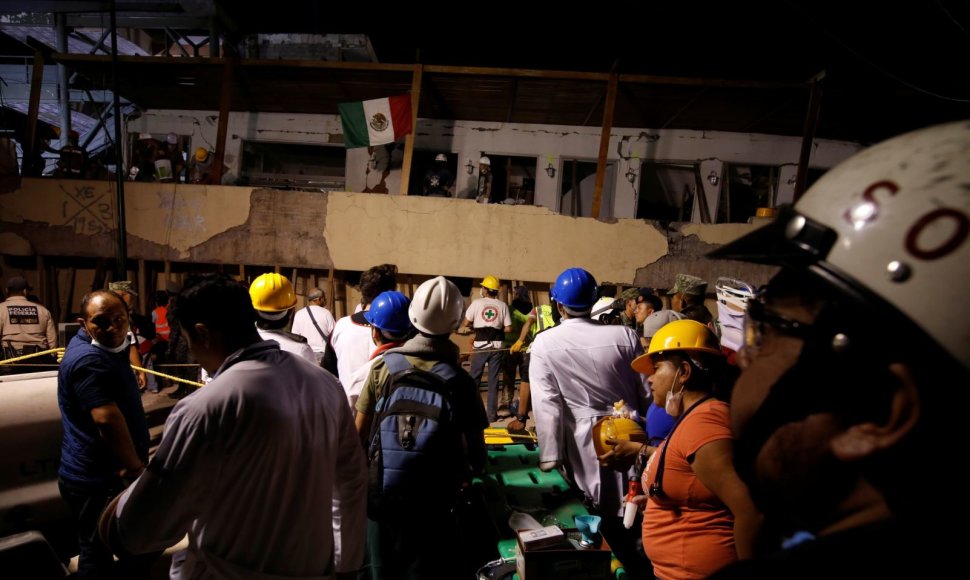 Gelbėtojų vykdomos paieškos Meksikoje