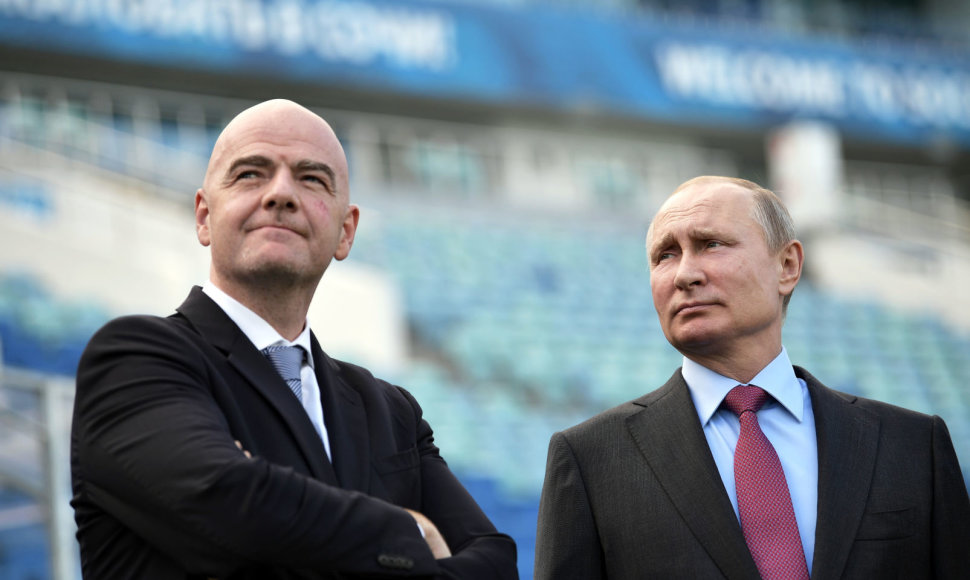 Giannis Infantino ir Vladimiras Putinas