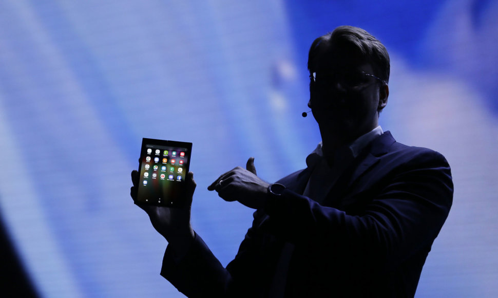 Parodytas „Samsung“ telefonas sulankstomu ekranu