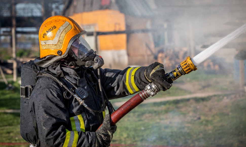 Ugniagesiai gesina Vilniaus čigonų tabore deganti namą