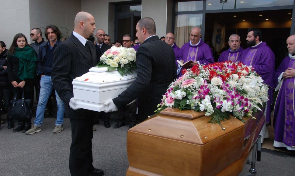 Sardinijos uostamiestyje Olbijoje - stichijos aukų laidotuvės