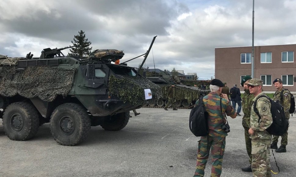 ESBO stebėtojai Baltijos šalių kariniuose vienetuose tikrina ginkluotę