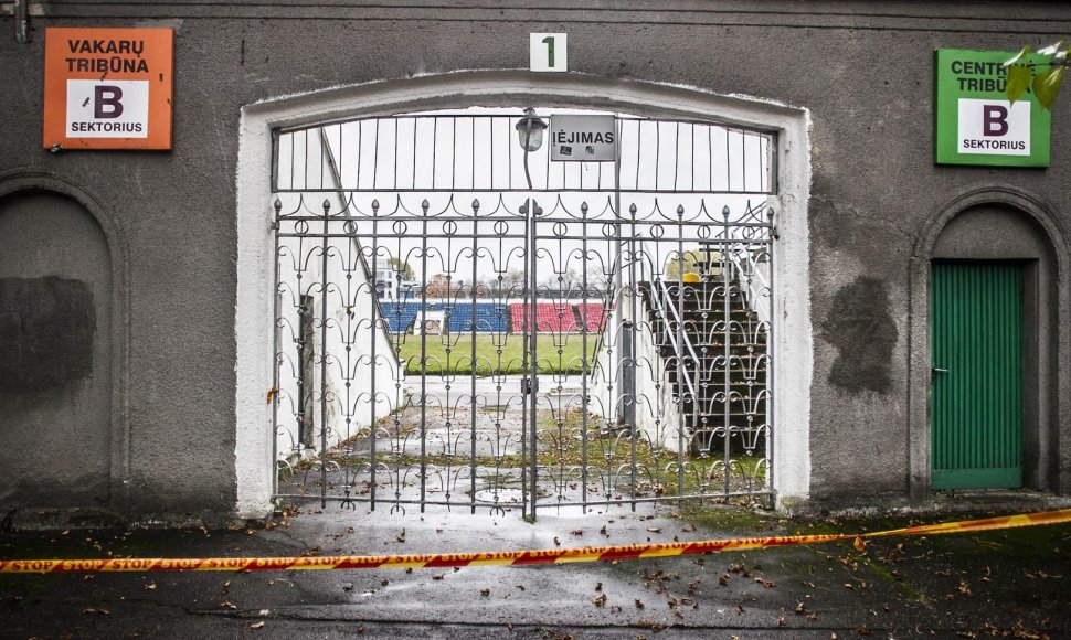 Legendinis „Žalgirio“ stadionas stovi apleistas ir niekam nereikalingas.