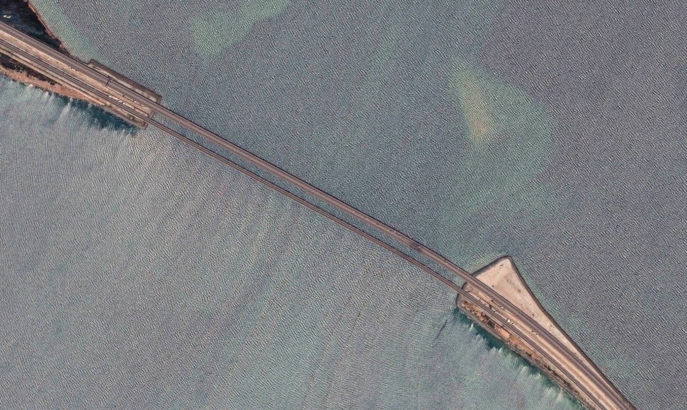 Palydovinėse nuotraukose – atakuotas Krymo tiltas