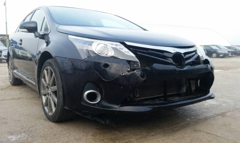 Vokietijoje sudaužyto ir į Lietuvą atkeliavusio „Toyota Avensis“ būklė po avarijos