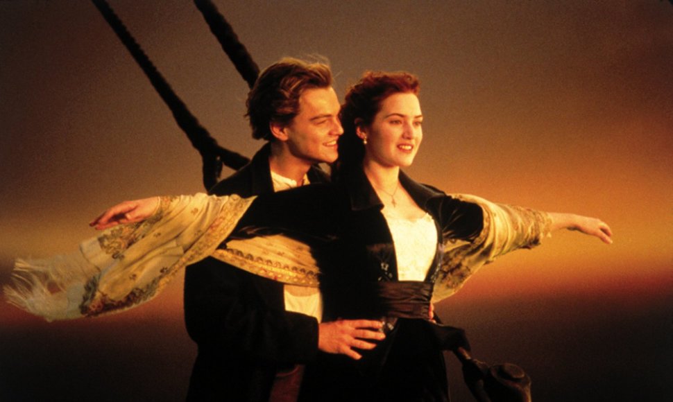 Leonardo DiCaprio ir Kate Winslet filme „Titanikas“ (1997 m.)