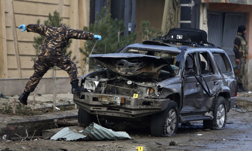 Kabule vėl aidi šūviai ir griaudėja sprogimai