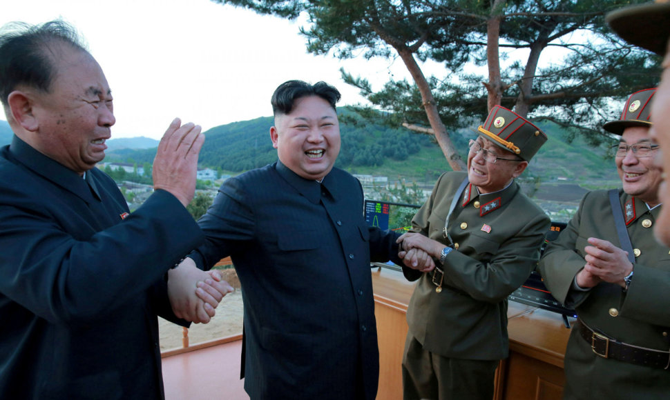 Kim Jong Unas su patikėtiniais