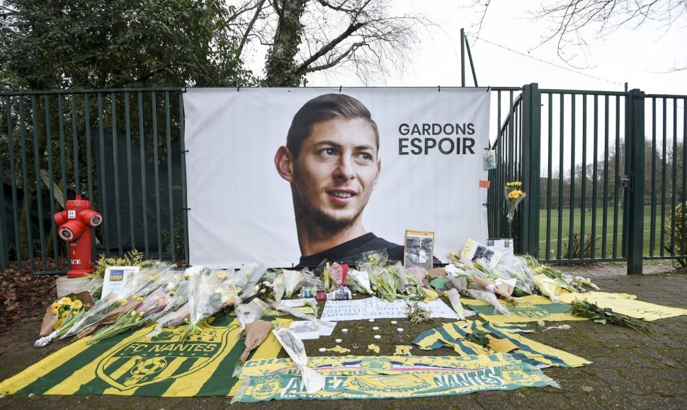 Žmonės pagerbia Emiliano Sala 