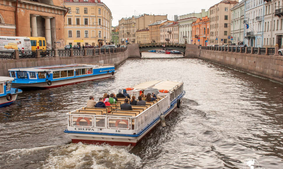 Pamatyti Sankt Peterburgą galima ir plaukiojant didžiuliu kanalų tinklu