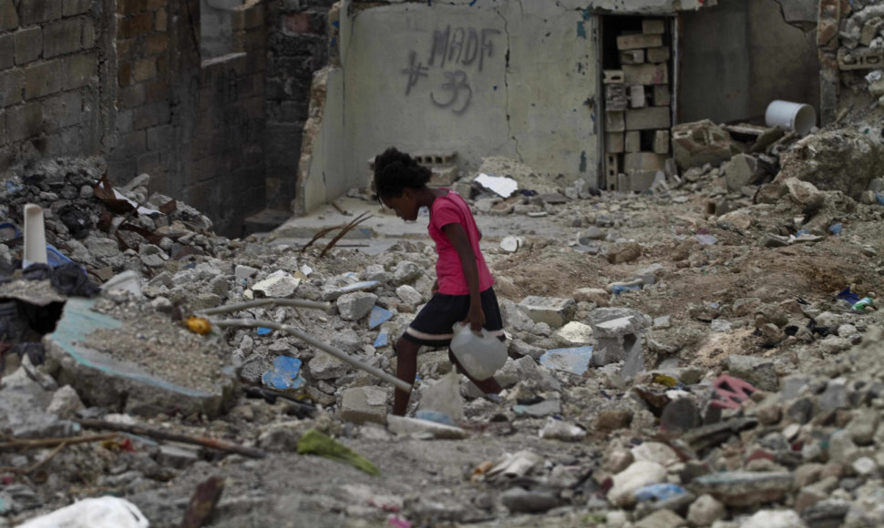 Mergaitė Haityje po žemės drebėjimo