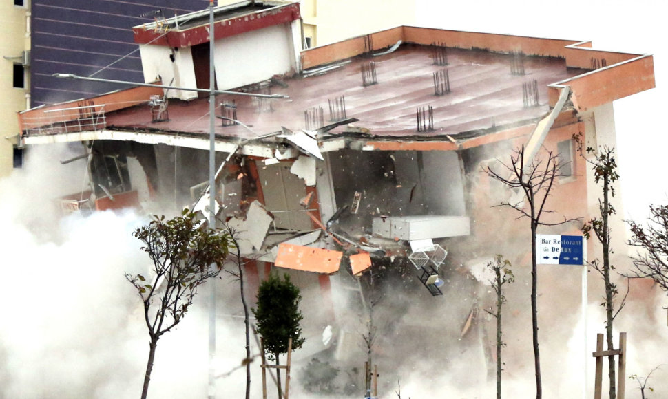 Albanijoje susprogdintas žemės drebėjimo apgadintas pastatas