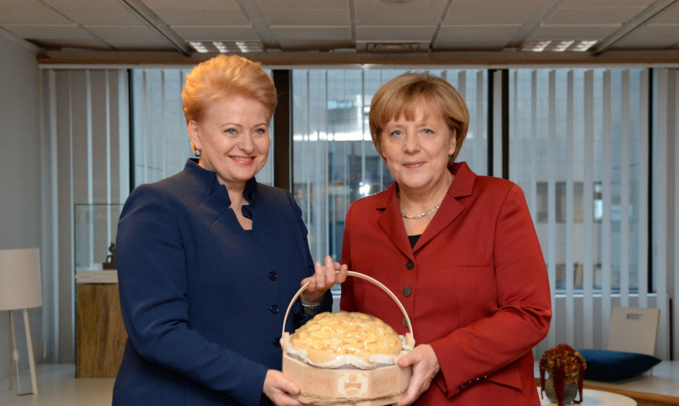 Dalia Grybauskaitė lietuvišką sūrį padovanojo Angelai Merkel