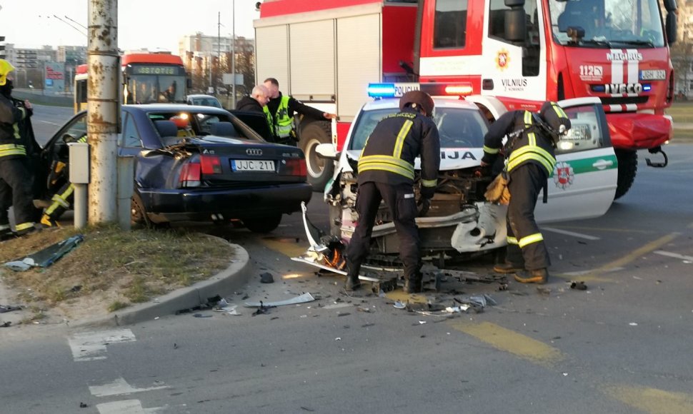 Policijos automobilio ir „Audi“ avarija Vilniuje