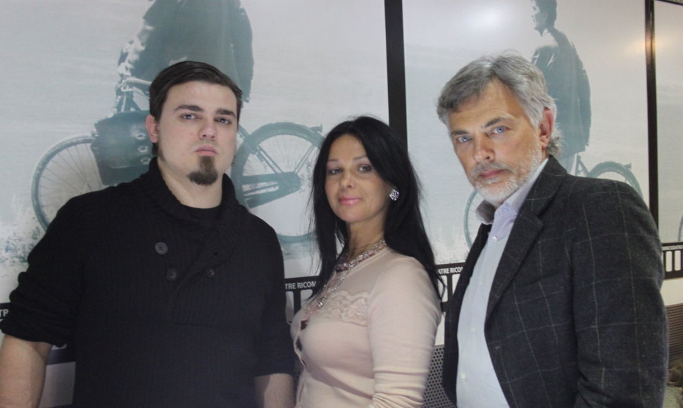 Knygos autorius Simonas Jurkevičius su tėvais ir bendraautoriais Jurga ir Paulium.