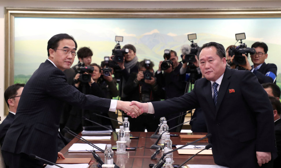 Šiaurės ir Pietų Korėjos kariškiai tarsis dėl galimybių sumažinti įtampą