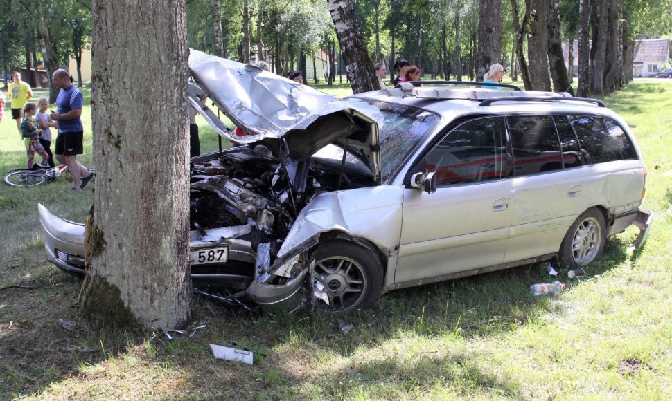 Nuo kelio nuvažiavo „Opel Omega“ ir skaudžiai rėžėsi į medį