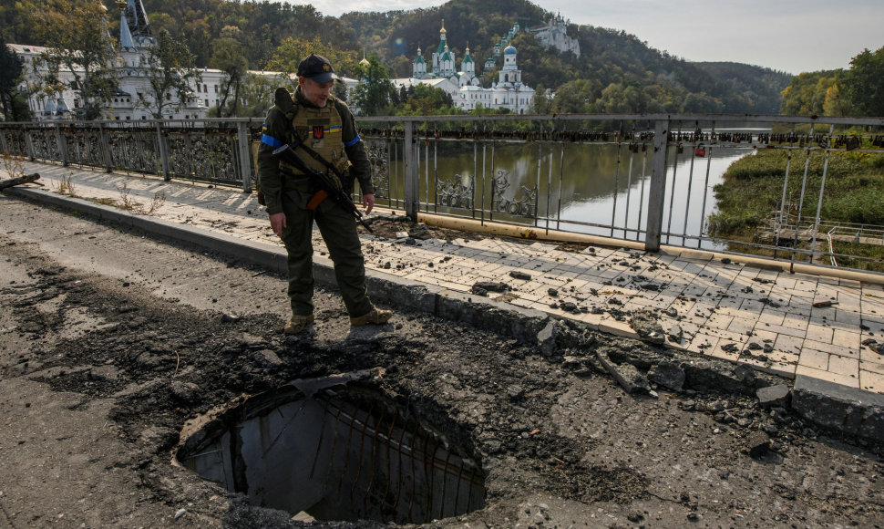 Ukrainos karys ant tilto per Doneco upę
