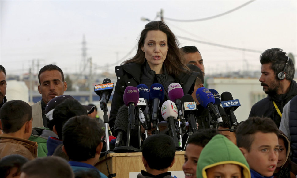 Angelina Jolie apsilankė pabėgėlių stovykloje Jordanijoje