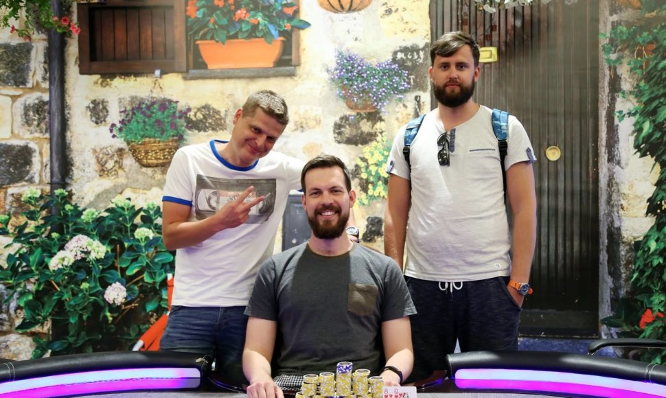 Justas Semaška (centre), Benas Gudelis (dešinėje) ir Gytis Bernatavičius / meritpoker.com nuotr.