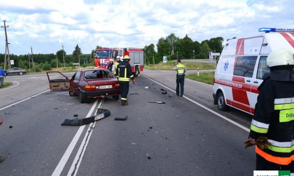 Prie Daugų susidūrė BMW ir „Audi“, žuvo „Audi“ vairuotojas