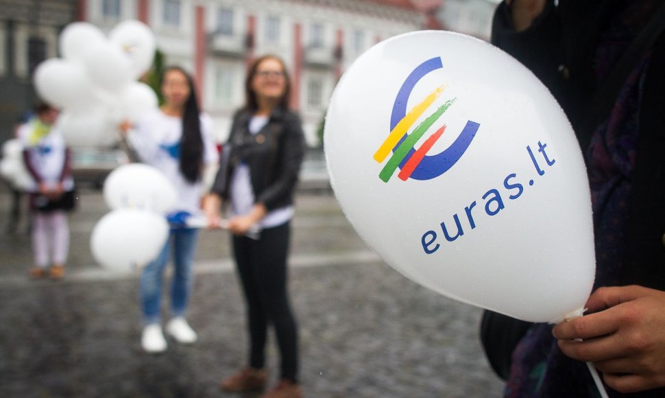 Lietuvos gyventojus prie euro pratins Eurobusas.