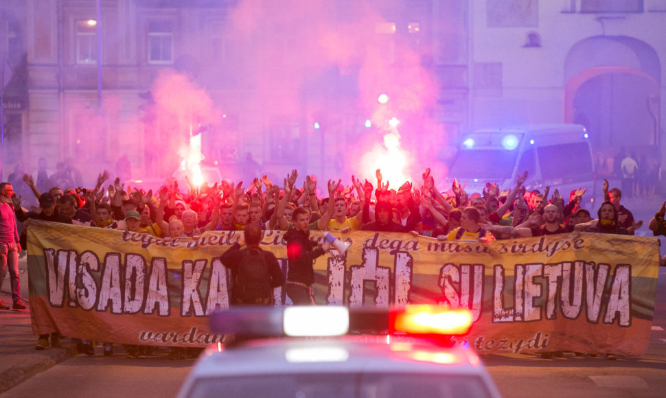 Lietuvos futbolo rinktinės fanų eisena