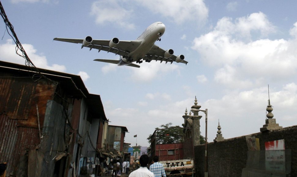 Į Mumbajaus oro uostą leidžiasi lėktuvas