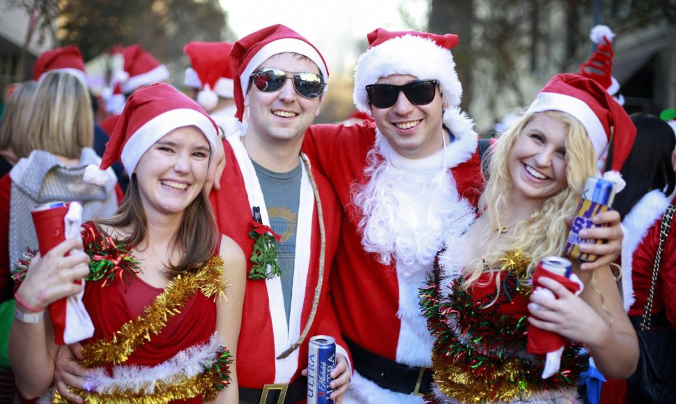 Kalėdų Senio apranga persirengę amerikiečiai 