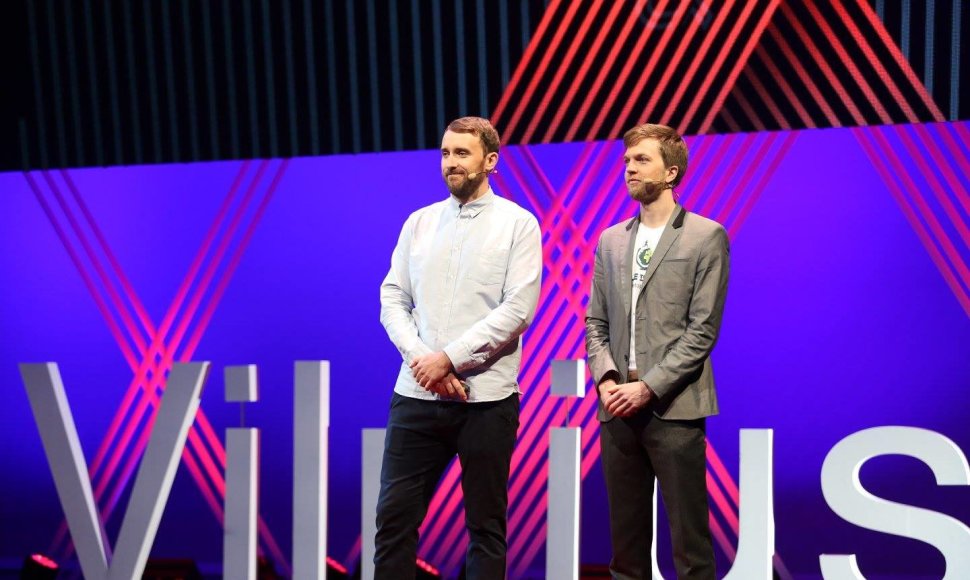 Erlendas Mosteris Knudsenas ir Danielis Price‘as skaito pranešimą „TEDxVilnius“