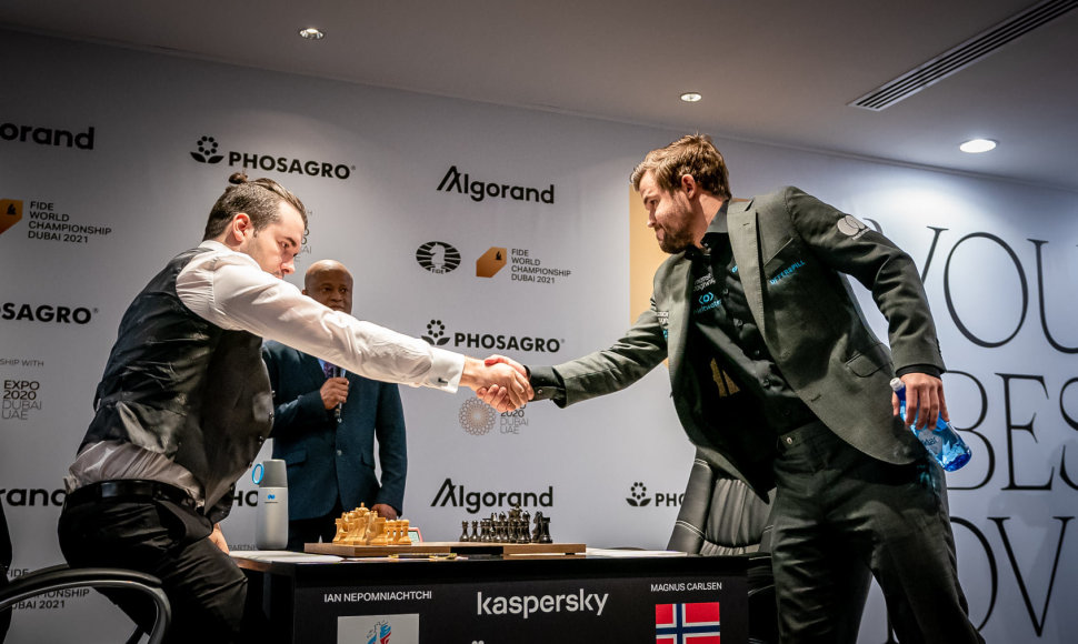 Janas Nepomniaščis ir Magnusas Carlsenas