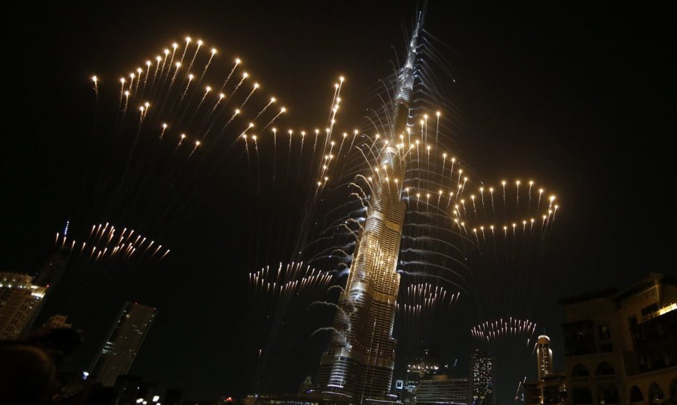 Dubajui laimėjus teisę rengti „Expo 2020“, aukščiausią pasaulio pastatą Burj Khalifą nušvietė fejerverkai.