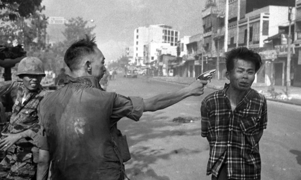 Eddie Adamso fotografija: Nguyen Ngoc Loano šūvis Nguyen Van Lemui į galvą.