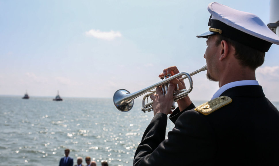 Vainikų nuleidimo ceremonija į Baltijos jūrą – gilias tradicijas turintis Jūros šventės renginys.