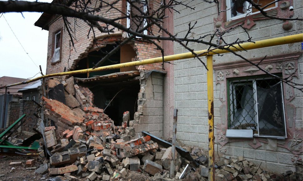 Donecke per apšaudymus artilerijos sviediniais apgadintas namas