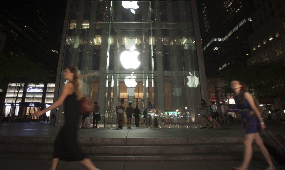 Likus savaitei iki „iPhone“ pristatymo prie „Aple“ parduotuvės Niujorke jau buvo laukiančiųjų eilės