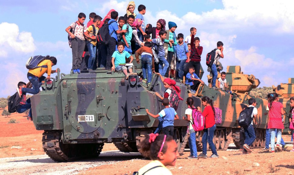 Sirų vaikai ant Turkijai priklausančio šarvuočio Idlibo provincijoje