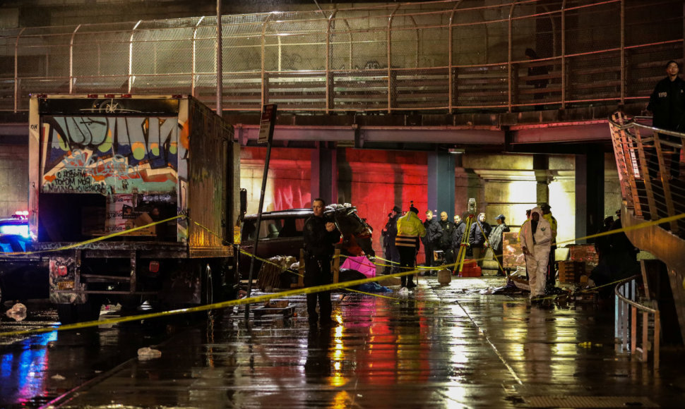 Niujorke automobiliui įsirėžus į pėsčiuosius žuvo 1 ir buvo sužeisti dar 6 žmonės