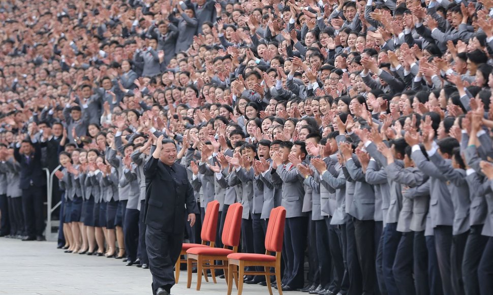 Šiaurės Korėjos lyderis Kim Jong Unas su studentais