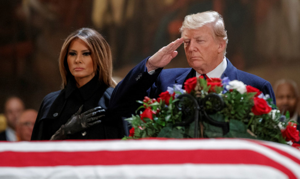 Donaldas Trumpas su žmona Melania pagerbė eksprezidentą G.H.W.Bushą