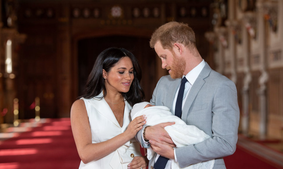 Princas Harry ir Meghan Markle pasauliui pristatė savo kūdikį