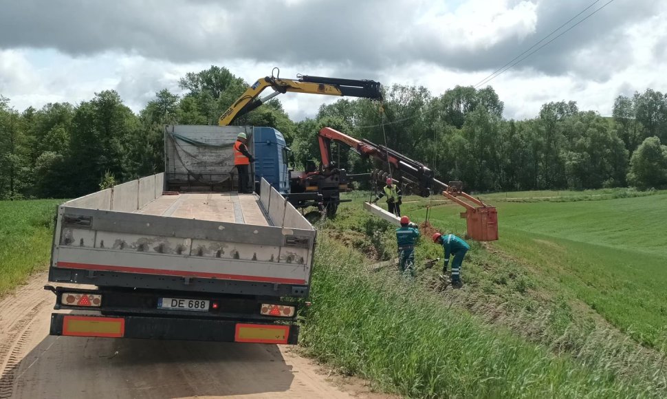 Pasvirę elektros stulpai Rusakalnio kaime