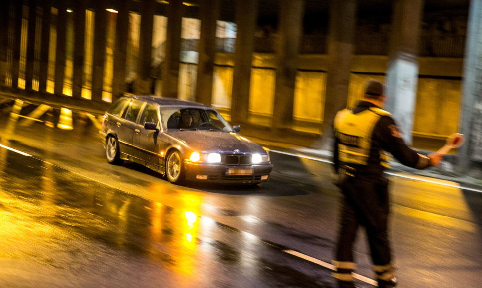 Asociatyvi iliustracija: policija nenufilmavo ir nespėjo įsidėmėti prašvilpusio BMW numerio, kurio vairuotojas esą greitį padidino net iki 200 km / val.
