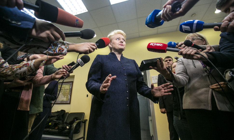 Dalia Grybauskaitė atsakinėja į žurnalistų klausimus po apsilankymo VRK