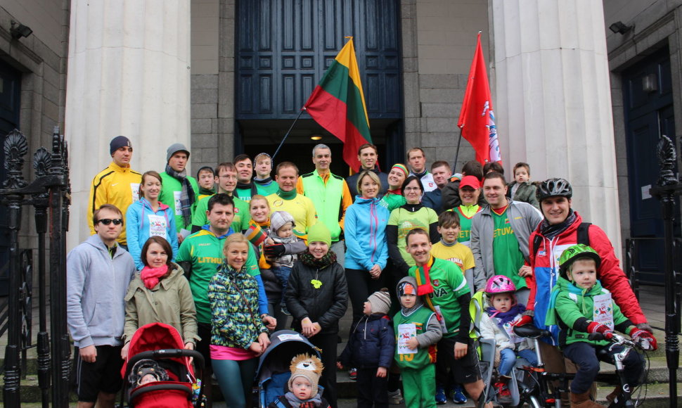 Vasario 16-osios bėgikai prieš startą prie Šv. Andriejaus bažnyčios Dubline 