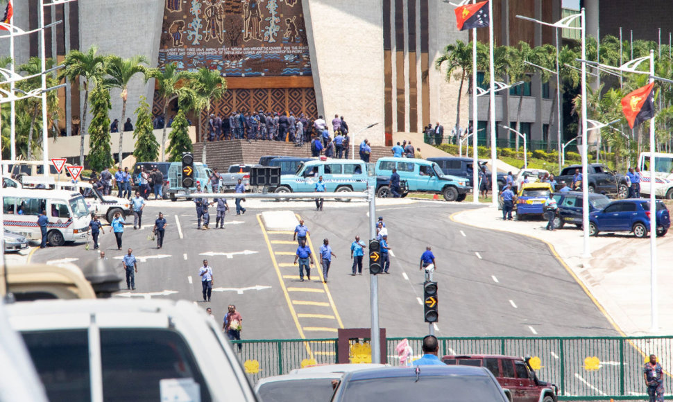 Papua Naujosios Gvinėjos policininkai ir kariai antradienį šturmavo šalies parlamentą