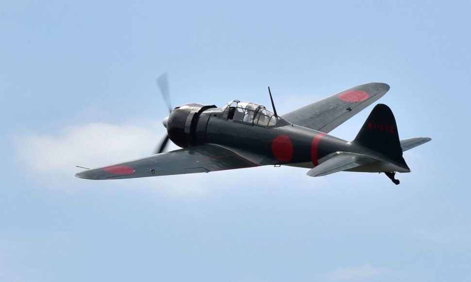 Japonijoje restauruotas legendinis naikintuvas „Zero“ vėl pakilo į orą